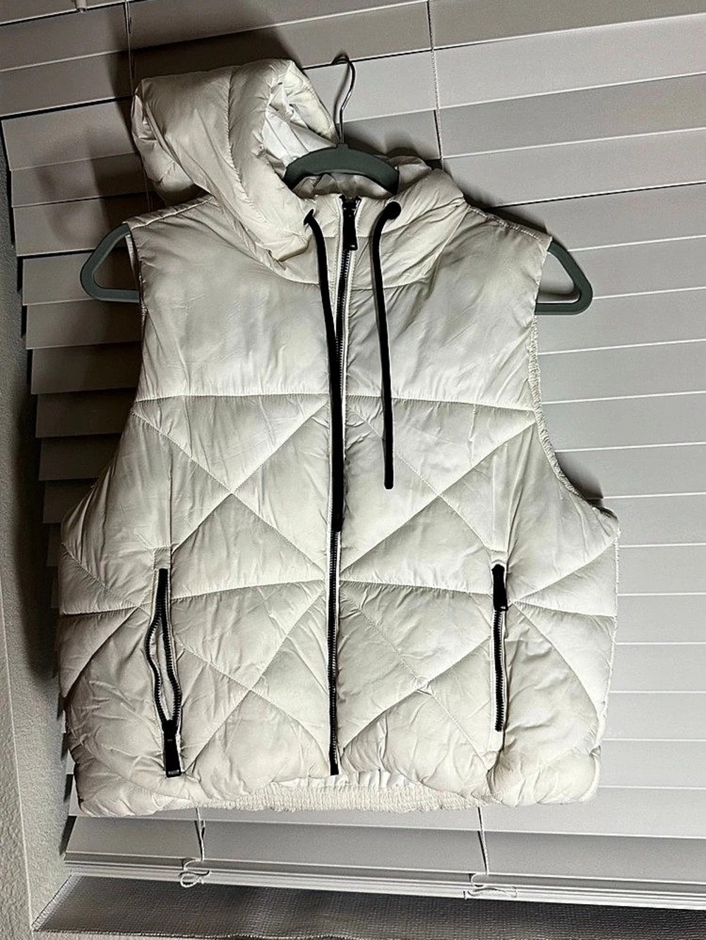 Calvin Klein Quilted Hooded Puffer Vest in White Size Medium